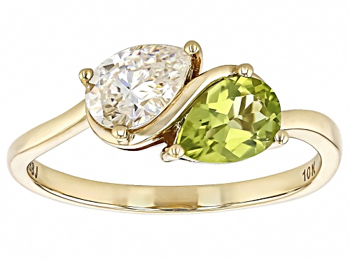 0.85ctw Strontium Titanate And 0.60ctw Manchurian Peridot™ 10k Yellow Gold Bypass Ring - Size 6