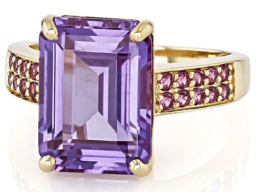 9.00ct Lab Created Color Change Sapphire With 0.36ctw Grape Color Garnet 10k Yellow Gold Ring - Size 6