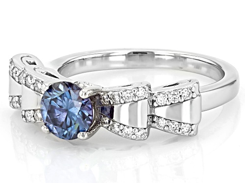 Pre-Owned MOISSANITE FIRE® AND BLUE MOISSANITE  1.08CTW DEW ROUND PLATINEVE® BOW RING - Size 6