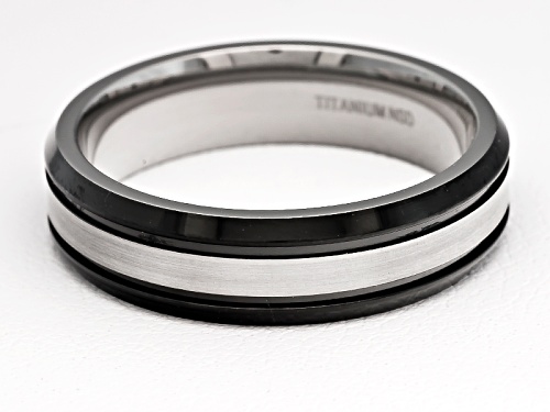 4mm Titanium With Black Ion Plating And Silver Tone Center Stripe Comfort Fit Men's Band - Size 7.5