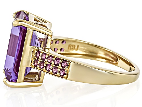 9.00ct Lab Created Color Change Sapphire With 0.36ctw Grape Color Garnet 10k Yellow Gold Ring - Size 6