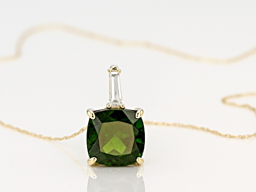 3.05ct chrome diopside with 0.18ctw white zircon 10k yellow gold pendant with chain.