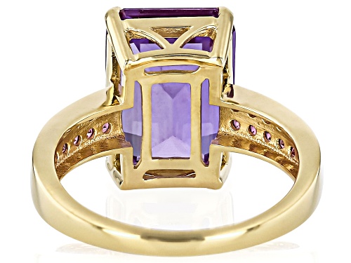 9.00ct Lab Created Color Change Sapphire With 0.36ctw Grape Color Garnet 10k Yellow Gold Ring - Size 6