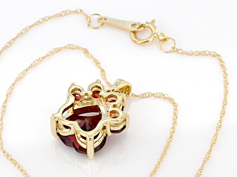 Red Garnet 10k Yellow Gold Paw Pendant With Chain. 1.84ctw