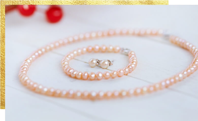 Pearl necklace, bracelet and earrings 