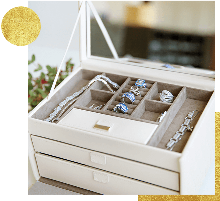 Jewelry box with assorted jewelry 