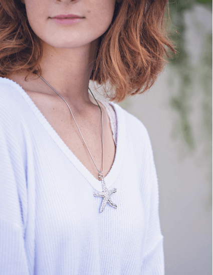 Woman wearing Paula Deen Jewelry starfish necklace