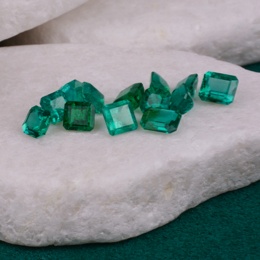 Loose emerald gemstones