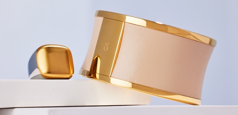 Gold bracelet and ring. 