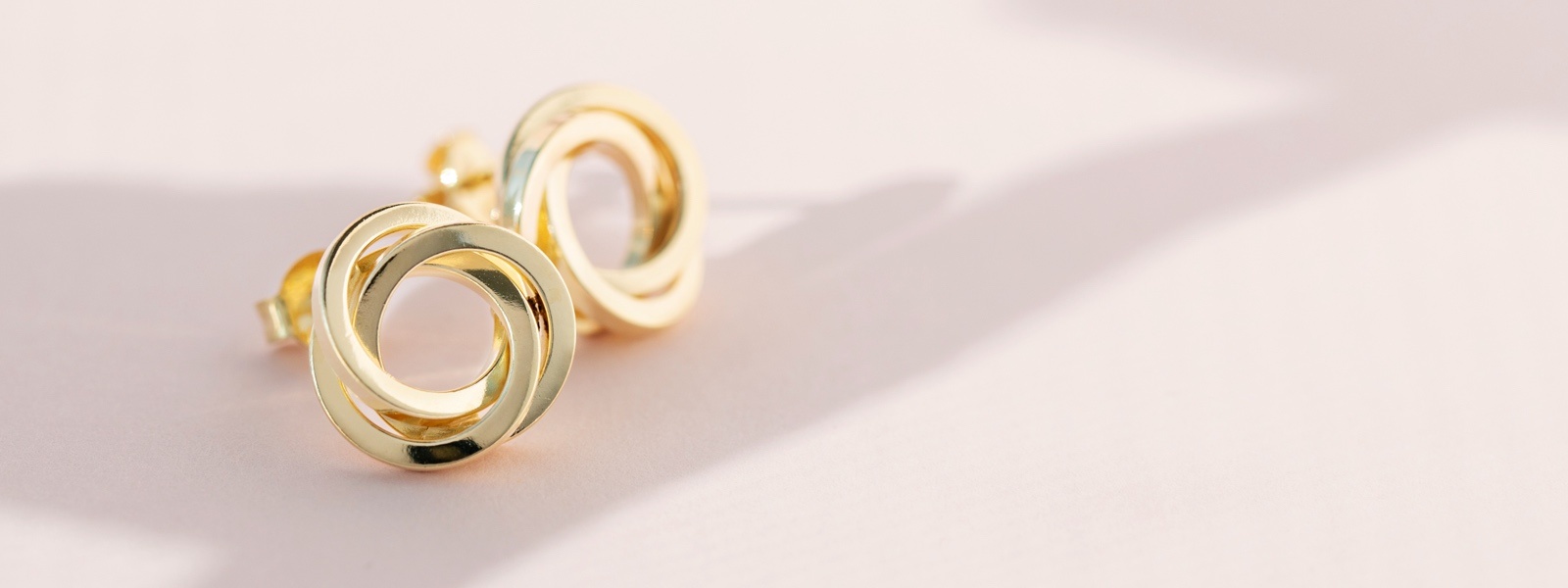 Splendido Oro crossover circle earrings